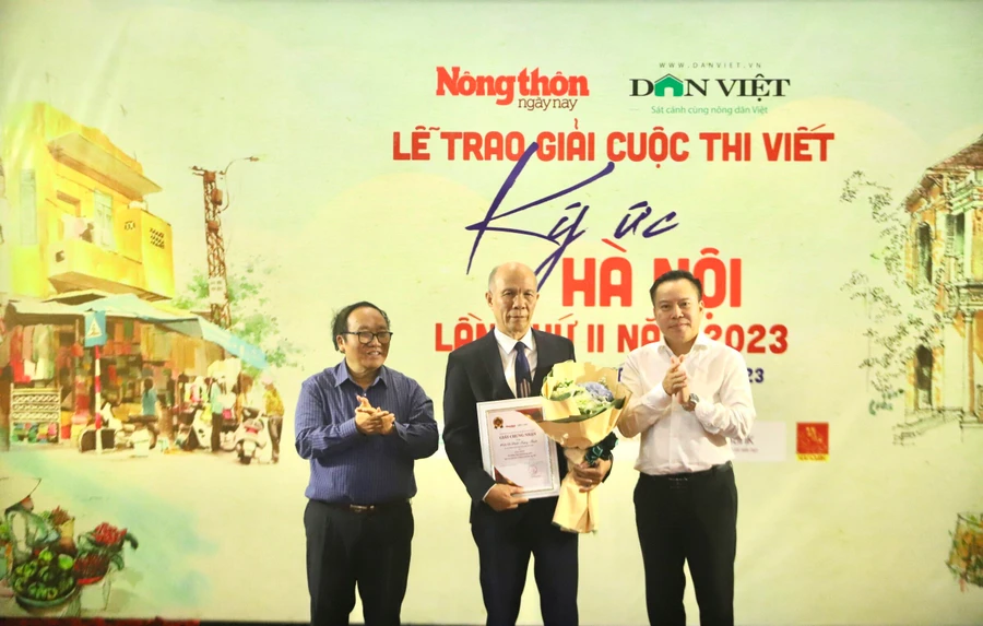 PGS.TS Đinh Trọng Thịnh, giảng viên cao cấp tại Học viện Tài chính (giữa) giành giải Nhất Cuộc thi viết 'Ký ức Hà Nội'. Ảnh: Lại Tấn.