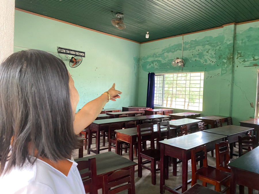 Việc dự án chậm tiến độ dẫn đến việc hàng trăm học sinh phải học trong trường cũ xuống cấp. Ảnh: Hoàng Vinh.