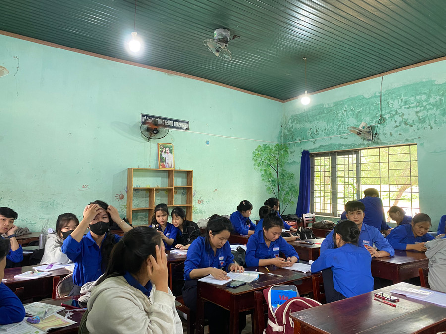 Học sinh phải học trong những căn phòng xuống cấp, ẩm mốc. Ảnh: Hoàng Vinh.