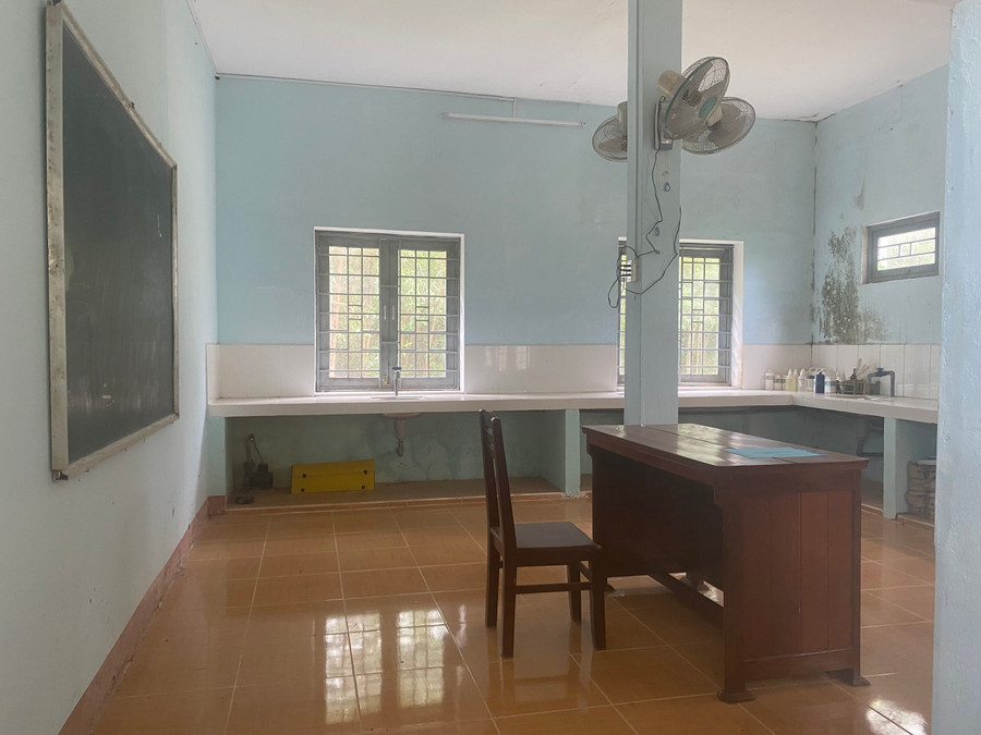 Phòng thực hành Hóa học khá nhỏ khiến việc học trở nên khó khăn. Ảnh: Hoàng Vinh.