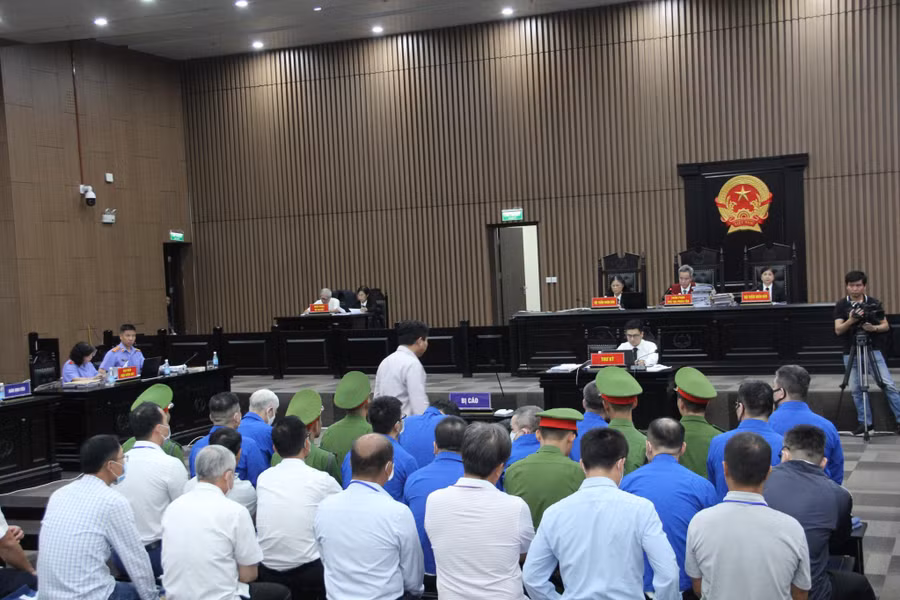 HĐXX tiến hành xét hỏi các bị cáo tại phiên tòa. HĐXX tiến hành xét hỏi các bị cáo tại phiên tòa.