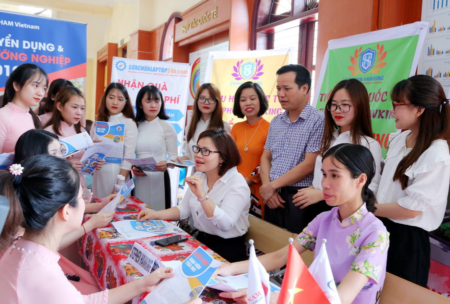 Sinh viên Khoa Giáo dục Tiểu học đang nghe thông tin về vị trí việc làm từ các nhà tuyển dụng. Ảnh: Việt Hà. Sinh viên Khoa Giáo dục Tiểu học đang nghe thông tin về vị trí việc làm từ các nhà tuyển dụng. Ảnh: Việt Hà.