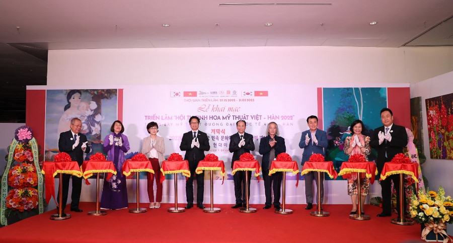 Triển lãm &apos;Hội tụ tinh hoa mỹ thuật Việt - Hàn&apos; mở cửa đến hết ngày 31/3/2023 tại Bảo tàng Hà Nội.