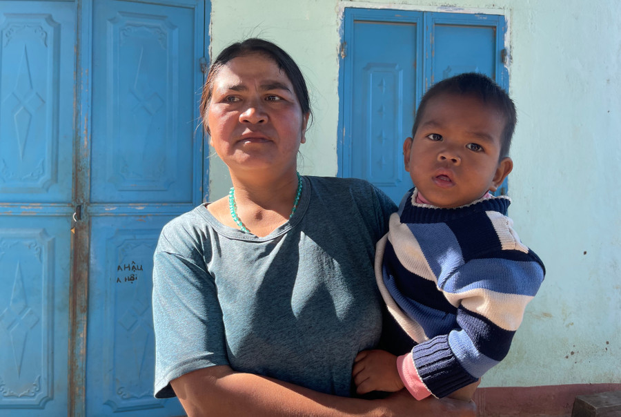 Thiếu nước sinh hoạt nên vào mùa khô bà A Mít lại chật vật đi lấy nước giọt. Thiếu nước sinh hoạt nên vào mùa khô bà A Mít lại chật vật đi lấy nước giọt.