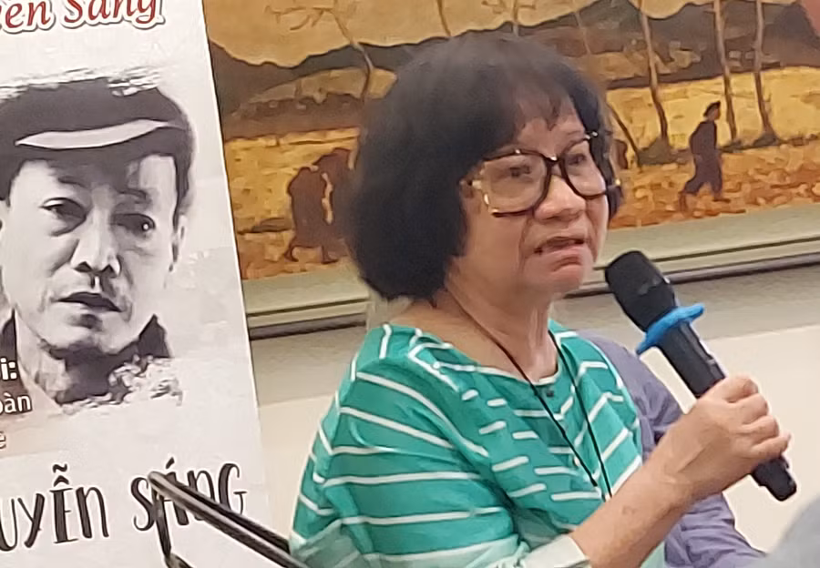 Họa sĩ Đặng Thị Khuê kể chuyện về triển lãm cá nhân đầu tiên của danh họa Nguyễn Sáng. Ảnh: Bình Thanh