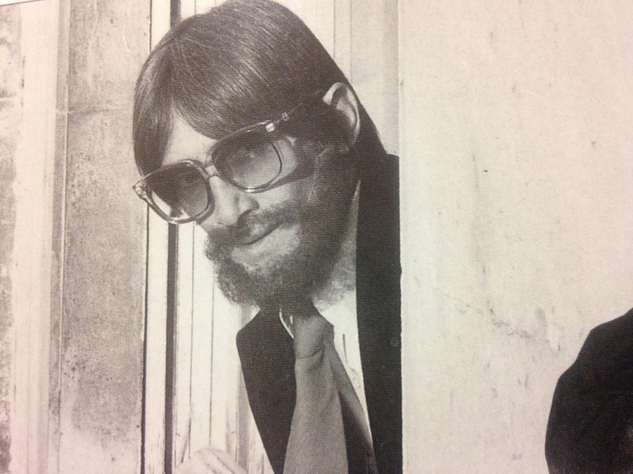 Albert đã thay đổi nhân dạng để thoát khỏi lệnh truy nã. Albert đã thay đổi nhân dạng để thoát khỏi lệnh truy nã.