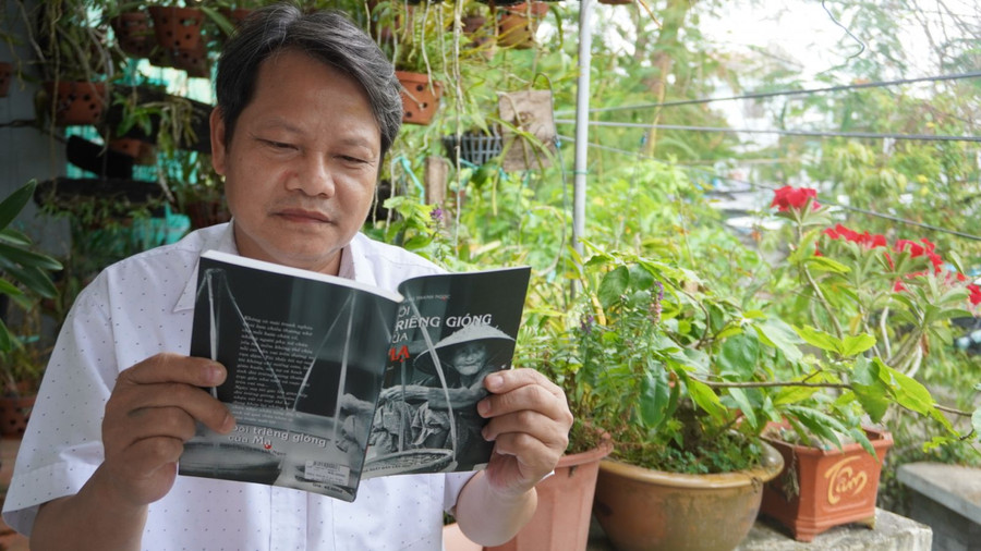 Nhà thơ Hồ Đăng Thanh Ngọc cùng tập sách 'Đôi triêng gióng của mạ'. Ảnh: NVCC. Nhà thơ Hồ Đăng Thanh Ngọc cùng tập sách 'Đôi triêng gióng của mạ'. Ảnh: NVCC.