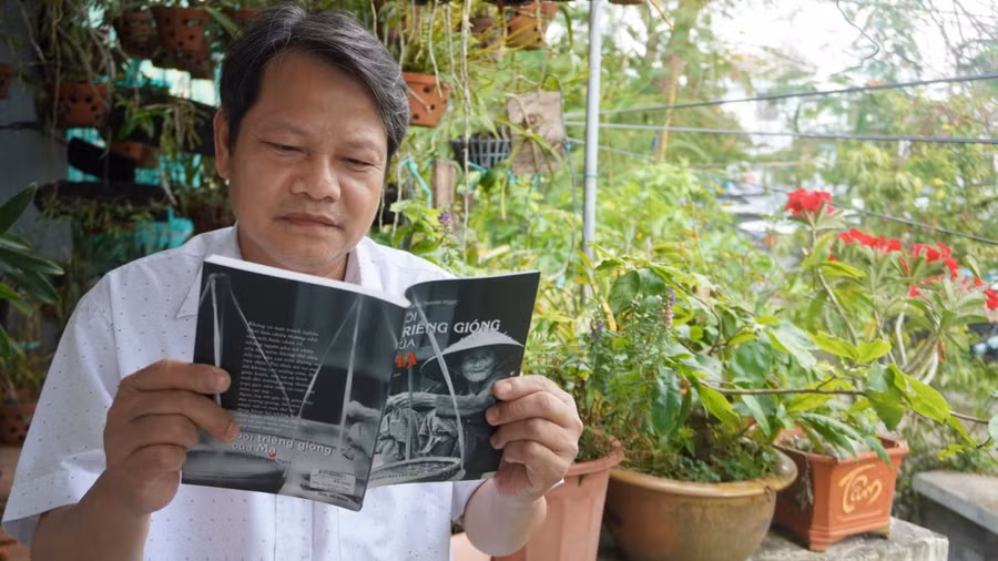 Nhà thơ Hồ Đăng Thanh Ngọc cùng tập sách 'Đôi triêng gióng của mạ'. Ảnh: NVCC.