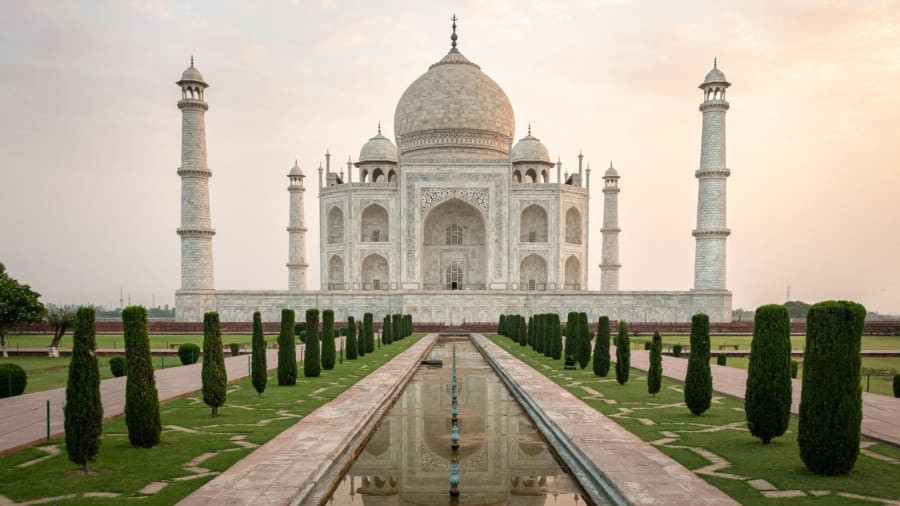 Một trong những điểm tham quan dễ nhận biết nhất trên thế giới -Taj Mahal - một lăng mộ bằng đá cẩm thạch trắng được xây dựng trên bờ sông Yamuna (Ấn Độ).