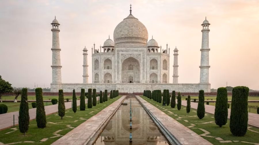 Một trong những điểm tham quan dễ nhận biết nhất trên thế giới -Taj Mahal - một lăng mộ bằng đá cẩm thạch trắng được xây dựng trên bờ sông Yamuna (Ấn Độ).
