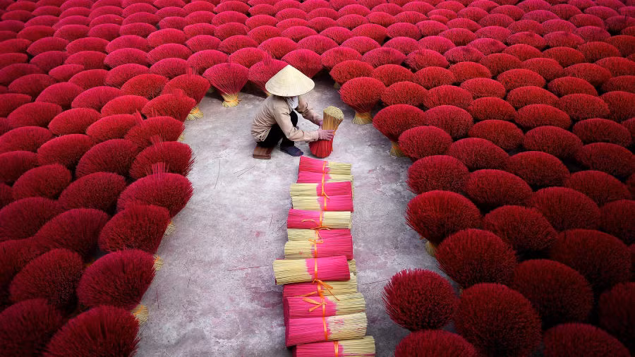 Một trong những công đoạn làm nhang ở xã Quảng Phú Cầu, ngoại ô Hà Nội.