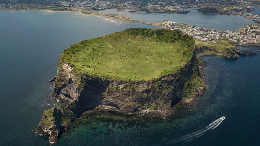 Đỉnh núi mặt trời cao 182 mét, khoảng 5.000 năm tuổi ở đảo Jeju (Hàn Quốc).