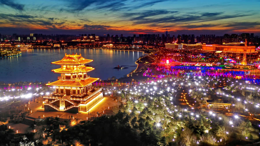 Đèn lồng chiếu sáng bầu trời trên Công viên Nam Hồ trong một hội chợ để chào mừng Lễ hội đèn lồng Trung Quốc, diễn ra vào ngày 19/2.