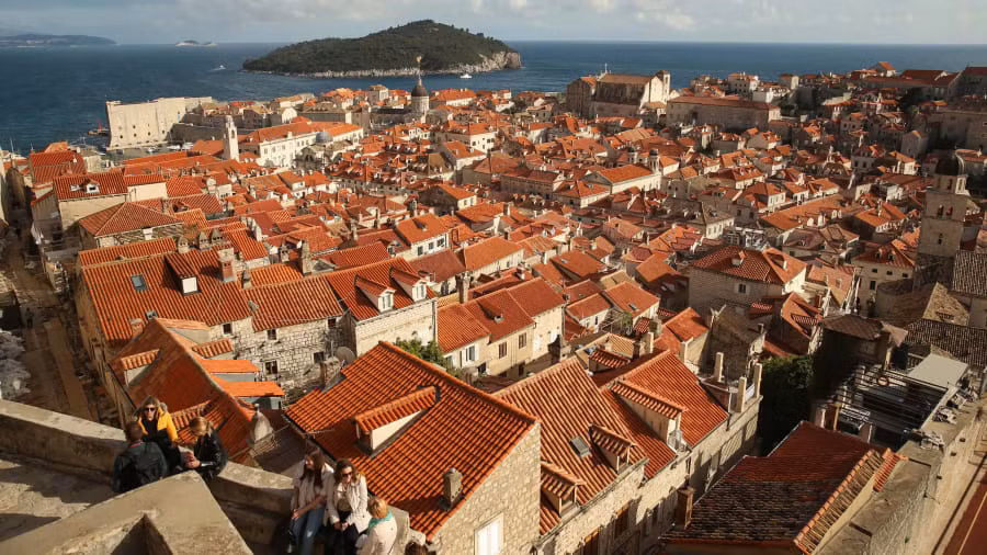 Thành phố Dubrovnik (Croatia) được nhiều người biết đến sau khi được chọn làm bối cảnh cho King"s Landing, thủ đô của Bảy vương quốc trong loạt phim "Trò chơi vương quyền" của HBO.