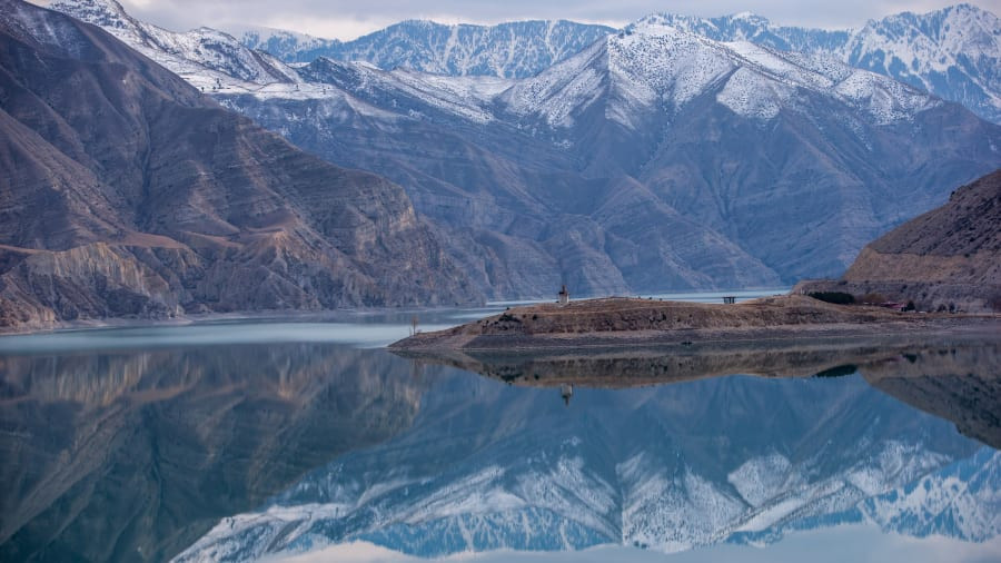 Sự phản chiếu của những ngọn núi tuyết trong hồ Tortum (Thổ Nhĩ Kỳ).