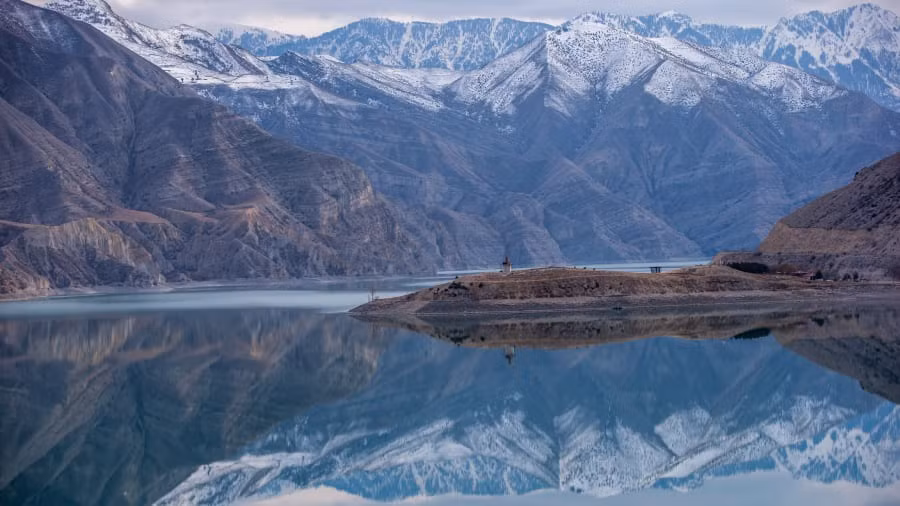 Sự phản chiếu của những ngọn núi tuyết trong hồ Tortum (Thổ Nhĩ Kỳ).