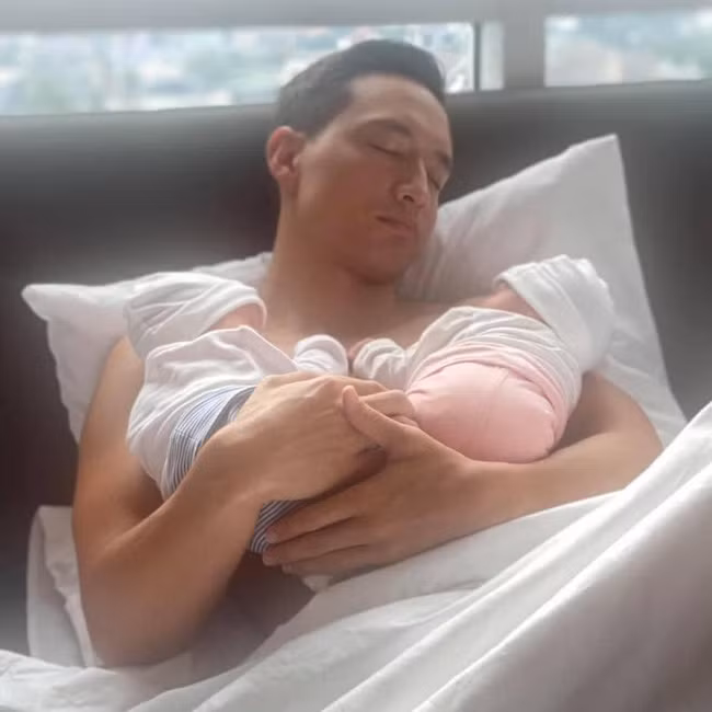 Cuối cùng là Kim Lý - ông bố mới ra nhập hội bỉm sữa đang "gây sốt" khi bế cặp song sinh khiến dân mạng thích thú.