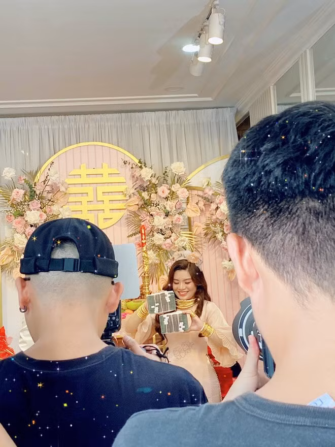 Dân mạng "hoa mắt" trước cô dâu đeo vàng kín người ở Sài Gòn ảnh 4