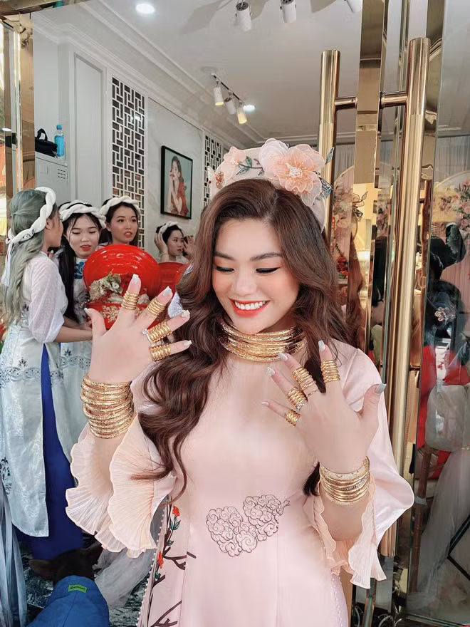 Dân mạng "hoa mắt" trước cô dâu đeo vàng kín người ở Sài Gòn ảnh 1