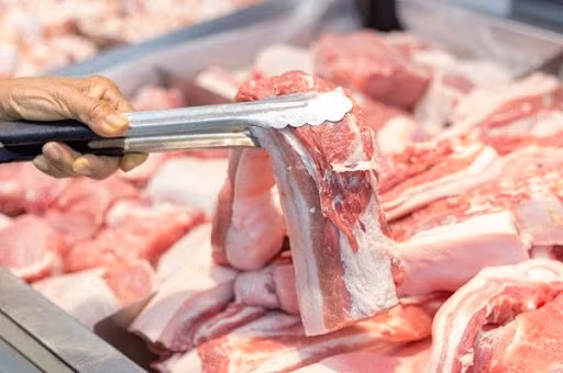 Nguồn cung dồi dào khiến giá thịt lợn có xu hướng giảm mạnh.