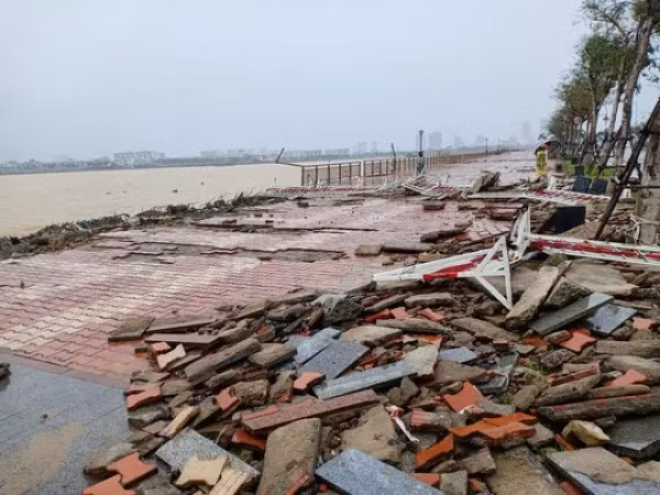 Bờ kè sông Hàn cùng nhiều bãi tắm ở Đà Nẵng bị sóng đánh tả tơi trong cơn bão số 13. Ảnh: Doanh nhân.