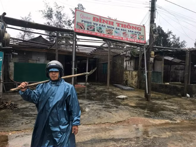 Nhiều nhà dân tại Quảng Trị bị hư hỏng nặng do ảnh hưởng của bão. Ảnh: V.P.