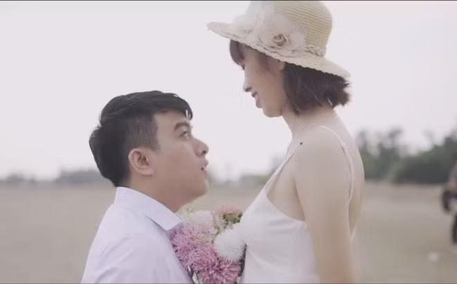 10 năm cùng lớn lên bên nhau và một đám cưới hạnh phúc là cái kết viên mãn cho cặp đôi “đũa lệch” nàng cao gần 1m70, chàng chỉ cao hơn 1m50.