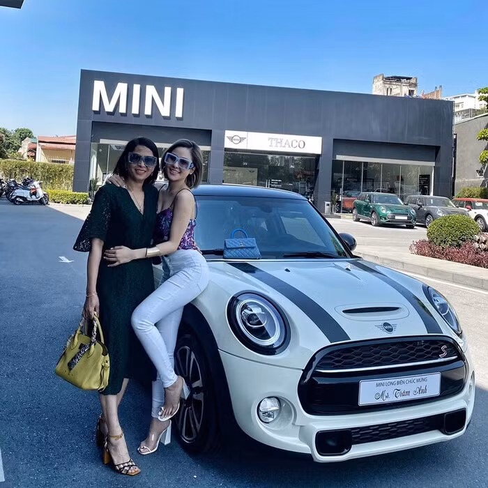 Hotgirl Trâm Anh gây sốt khi công bố mẹ là người tài trợ cho cô tậu xế hộp tiền tỷ ở tuổi 24.