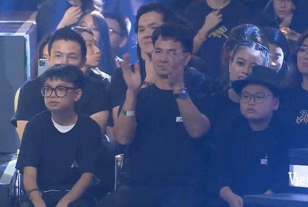 3 bố con đi xem Rap Việt.