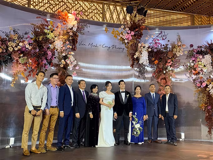 Đám cưới với chủ yếu khách mời là họ hàng nhà gái, bạn bè cặp đôi và một số ít họ hàng phía nhà trai bay vào TP.HCM từ trước lễ cưới 3 ngày. Ảnh: NLĐ