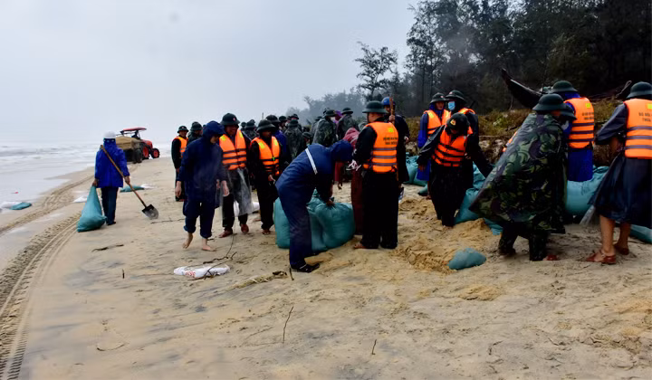 Các lực lượng vũ trang tỉnh dùng bao cát gia cố các điểm xung yếu sạt lở bờ biển trước khi bão số 13 đổ bộ. Ảnh: Cổng TTĐT TT-Huế.