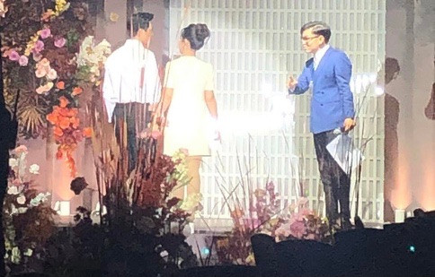 Trước giờ G, cô dâu và chú rể tập duyệt trên sân khấu được trang trí đầy hoa.