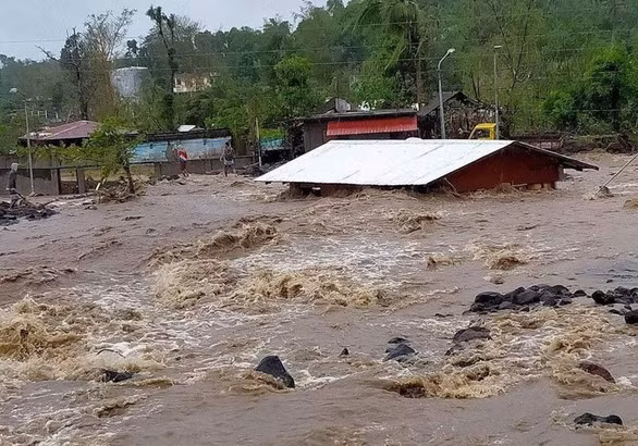 Trong ảnh nước lũ và bùn ngập đến mái nhà ở tỉnh Albay. Nguồn: Phil Star.