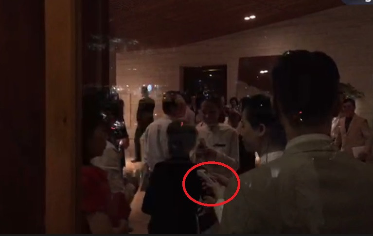 Khách tham dự đều được đo thân nhiệt trước khi vào bên trong lễ cưới của Công Phượng - Viên Minh.