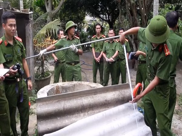 Công an tỉnh Quảng Ngãi khám nghiệm hiện trường điều tra nghi án mẹ ném con xuống giếng rồi hô hoán bị bắt cóc. Ảnh: NLĐ.