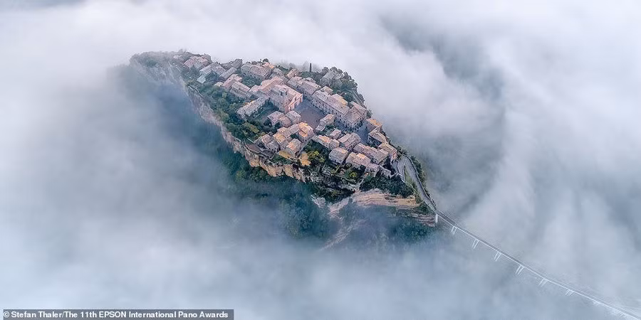 Civita di Bagnoregio, ngôi làng trên đỉnh đồi ở miền Trung Italy, được chụp bởi nhiếp ảnh gia người Áo Stefan Thaler.