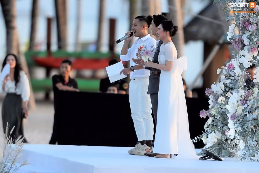 Hình ảnh Hồng Duy "cướp mic" làm MC trong đám cưới. Ảnh: sport5.