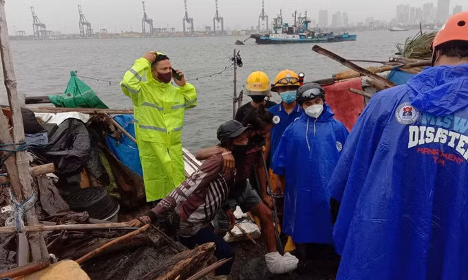 Giới chức Manila sơ tán người dân ở ngoại ô thủ đô sáng 1/11. Ảnh: Rappler.