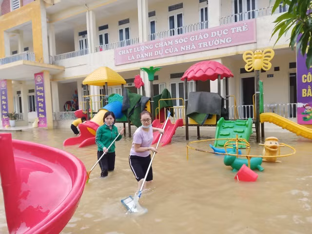 Công tác vệ sinh, tiêu độc khử trùng được tập trung triển khai tại các trường học để đảm bảo vệ sinh và an toàn cho trẻ em quay trở lại sau lũ. Ảnh: Dân trí.