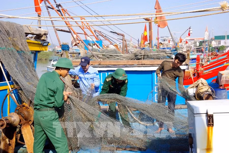 Người dân tại các tỉnh miền Trung lại tiếp tục sắp đón một siêu bão là cơn bão số 13 (Vamco). Ảnh: Bộ đội Biên phòng Hà Tĩnh giúp ngư dân thu dọn ngư lưới cụ đảm bảo an toàn tài sản - (TTXVN).
