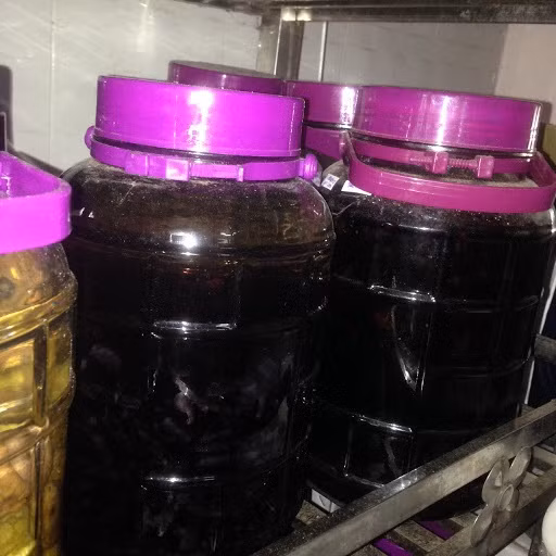 Nhiều quý ông không tự tin đã tìm đến rượu thuốc để lấy phong độ trong “chuyện ấy”. Ảnh minh hoạ.