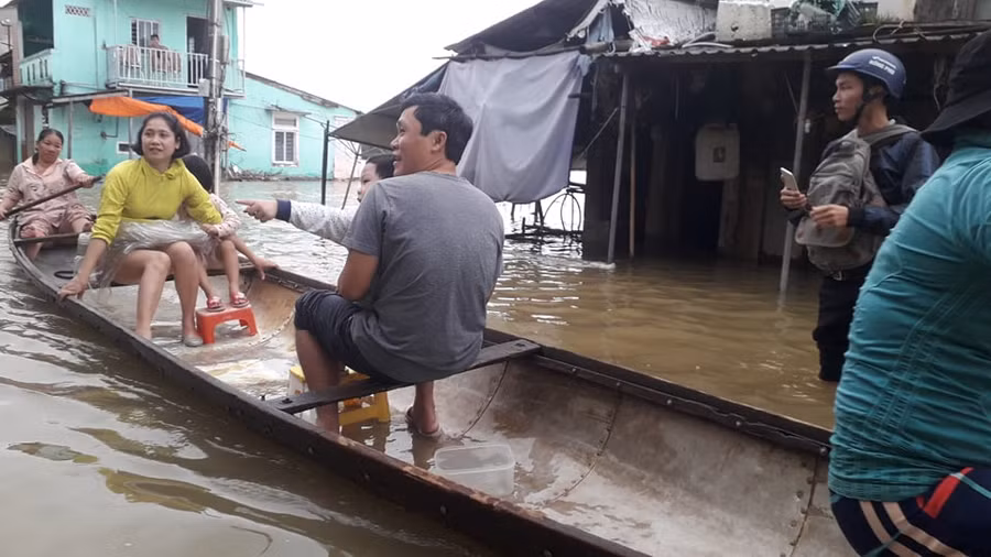 Nhiều người dân TP.Huế đã phải di chuyển bằng ghe do nước ngập. Ảnh: Công an.