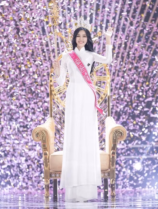 Đỗ Thị Hà rạng ngời trong giây phút đăng quang Hoa hậu Việt Nam hôm 20/11.