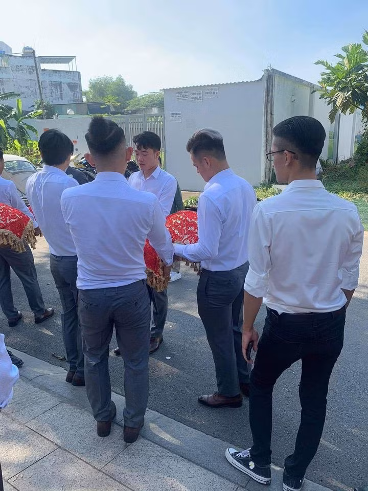 Xuân Trường trong đội bê tráp của nhà trai.
