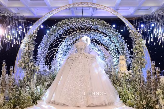 Xoài Non mặc váy cưới giá 28 tỷ đồng trong đám cưới với streamer Xemesis ảnh 2