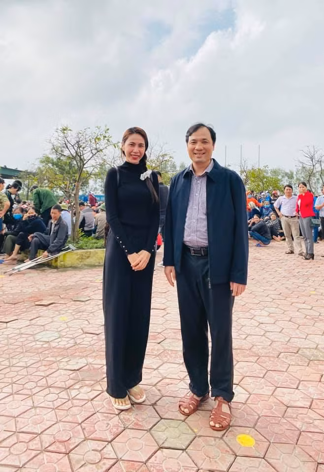 Thủy Tiên đăng tải hình ảnh kèm chú thích: "Bí Thư lãnh đạo tuyệt vời của Hà Tĩnh, giày nhựa lội sình vào tận nơi dân". Ảnh: FB Thủy Tiên.