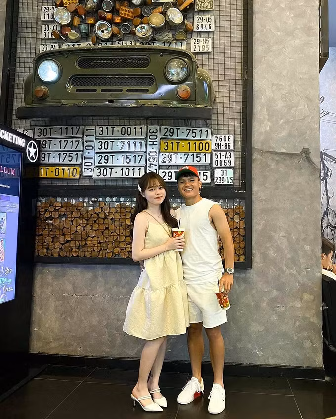 Hành động đăng lại ảnh cũ khiến người hâm mộ đặt nghi vấn Quang Hải vương vấn tình cũ hoặc cả hai đã quay lại. Ảnh FBNV.