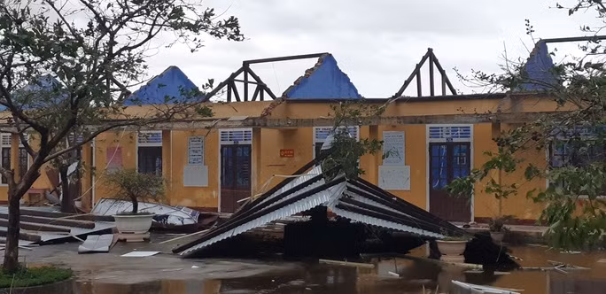 Nhiều căn nhà ở Huế bị tốc mái. Ảnh: Thời đại.