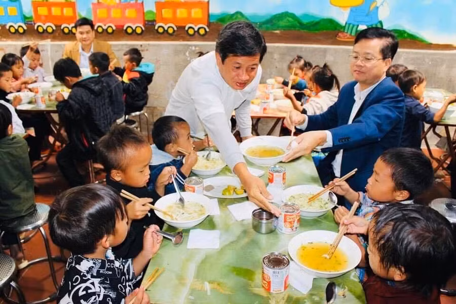 Ông Đoàn Ngọc Hải thuê từng gây ấn tượng với hành động bưng phở cho trẻ em ở H.Mèo Vạc. Ảnh: Than niên.