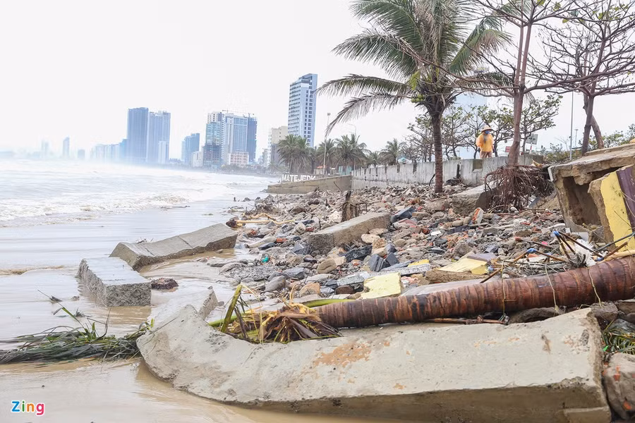 Khu vực ven biển, thuộc quận Sơn Trà cũng bị sóng biển làm hư hỏng. Ảnh: Zing.